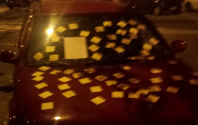 Un orădean a tapetat un autoturism cu bileţele post-it. Motivul pentru care bărbatul a făcut asta. “E alimentat cu energie divină?”