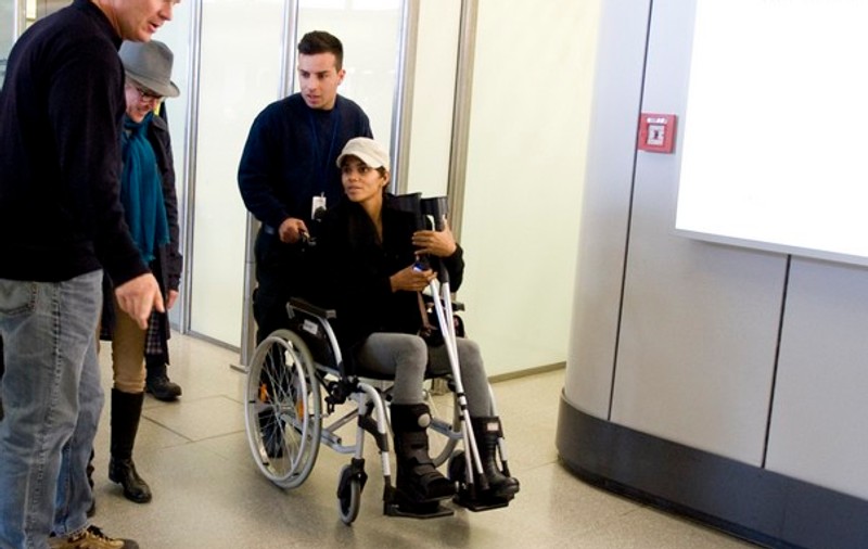 Foto | Halle Berry, în scaun cu rotile