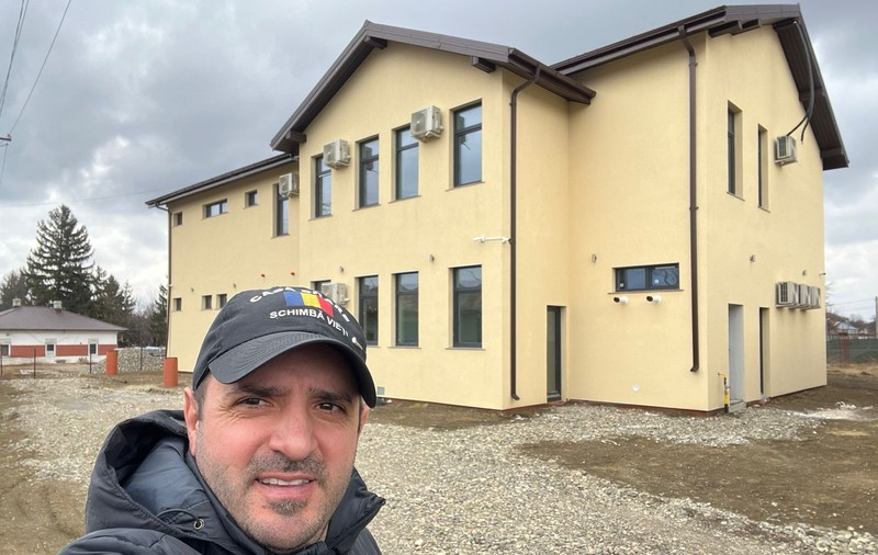 A construit 28 de case pentru familii sărace. Acum face un centru educațional într-un sat din Iași, unde copiii să învețe o meserie