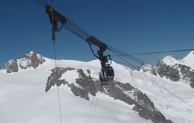 Zeci de persoane au rămas blocate peste noapte în telecabinele din Mont Blanc
