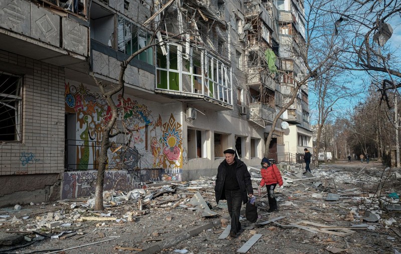 Război în Ucraina, ziua 354 | Bombardamente în centrul orașului Herson. Rușii au distrus clădirea administrației militare