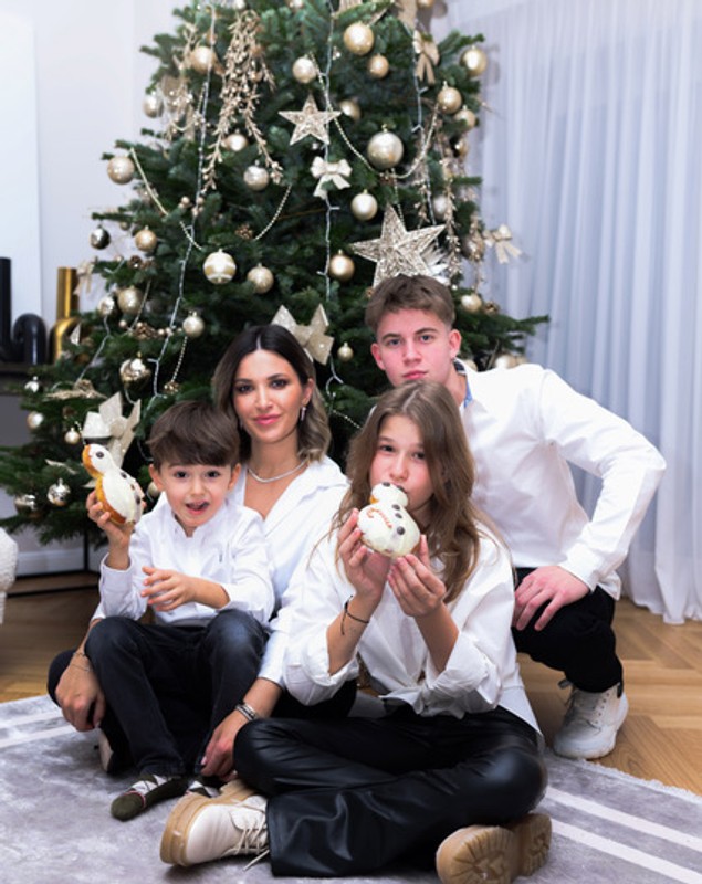 Ela Crăciun, prima ședință foto de Crăciun, în noua casă. Cum a apărut prezentatoarea alături de soț și de cei trei copii ai lor