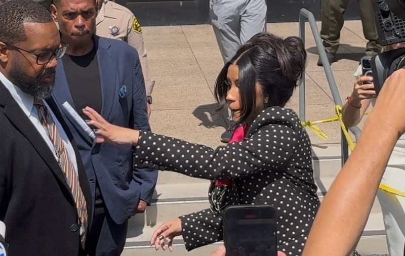 Reacția violentă a lui Cardi B față de paparazzi, când a fost întrebată dacă e însărcinată. S-a întâmplat când a ieșit din sala de judecată