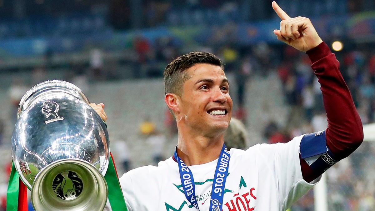 Cristiano Ronaldo, cu trofeul câștigat la Euro 2016. (FOTO: EPA)