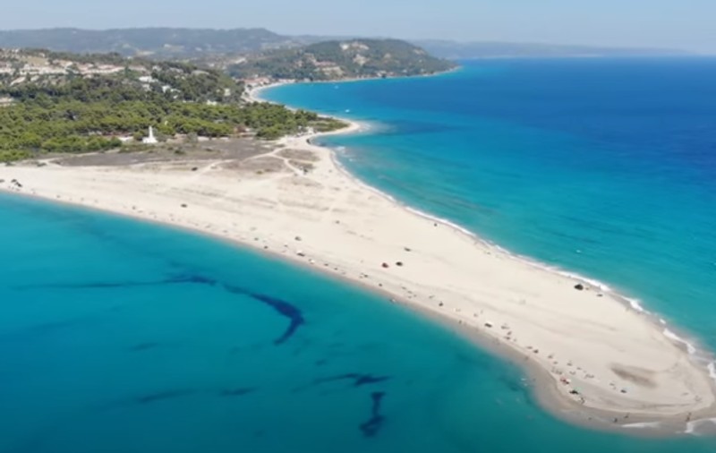 Tragedie în Halkidiki. O fețiță de 13 ani a murit lovită de fulger, pe plaja din Possidi, în fața părinților săi