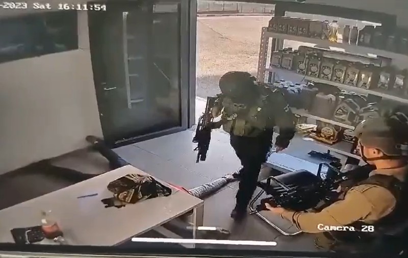 Soldații israelieni, surprinși de camere când lovesc și calcă în picioare un muncitor palestinian de la o benzinărie din Cisiordania ocupată | VIDEO