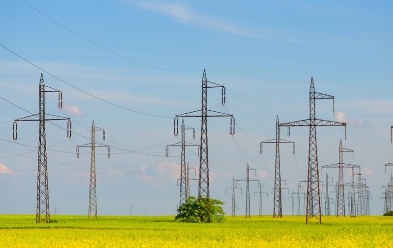 Rețele electrice, stalpi energie, camp de rapiță