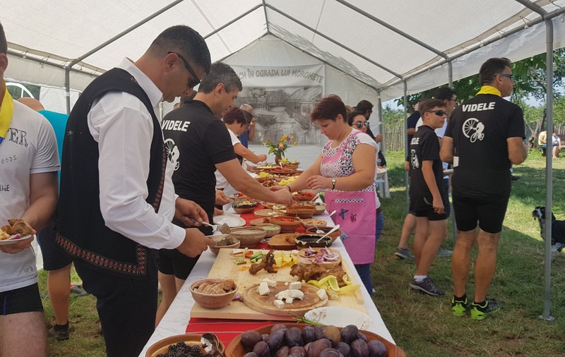 VIDEO/ Brunch oltenesc în curtea lui Moromete din satul Talpa! Cu sarmale, ciorbă, chiftele, apă rece și compot!
