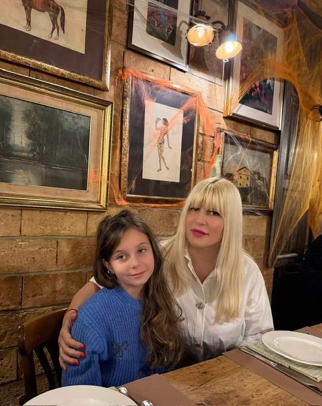 Imagini cu Elena Udrea și fiica ei, Eva, în Corbeanca