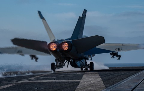 Un avion de vânătoare F/A-18E Super Hornet al Marinei SUA