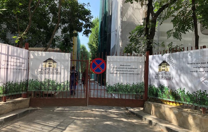 Mobilier de școală distrus cu barosul în Sectorul 6! Copiii din 5 școli nu au unde învăța