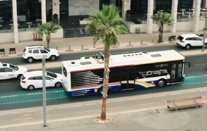 VIDEO | Tel Aviv testează șoseaua inteligentă, care încarcă autobuzele electrice din mers