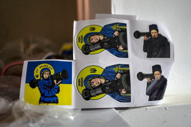 Autocolantele cu Fecioara Maria care ține în mâini o rachetă antitanc scoase la vânzare | Foto: Profimedia