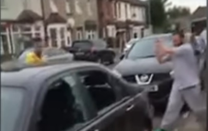 VIDEO| Trei români au spart geamurile unei mașini în Londra, pentru că șoferul a parcat pe locul lor