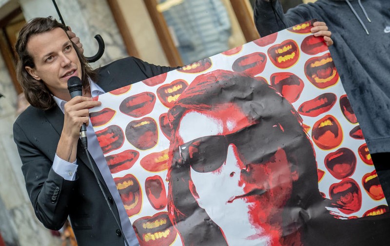Un star punk rock din Austria candidează la președinție cu o campanie electorală centrată pe bere