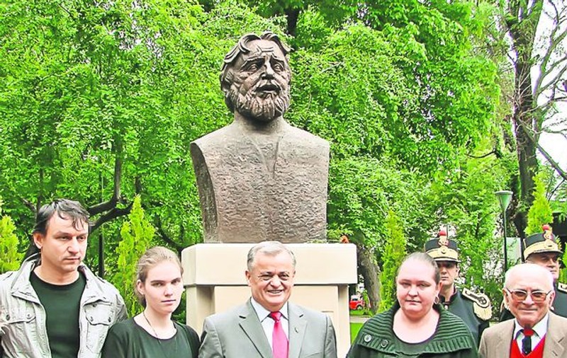 Bustul lui Adrian Păunescu rămâne în Parcul Icoanei