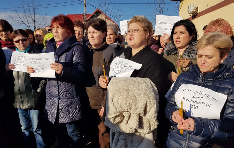 Angajații Protecției Copilului Vaslui au blocat activitatea nemulțumiți că nu și-au primit salariile. Pentru scurt timp, ei au blocat și DN24| FOTO&VIDEO
