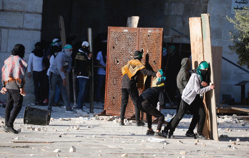 Cel puţin 152 de oameni au fost răniţi în ciocnirile dintre protestatarii palestinieni și poliția israeliană, la Esplanada Moscheilor, din Ierusalim
