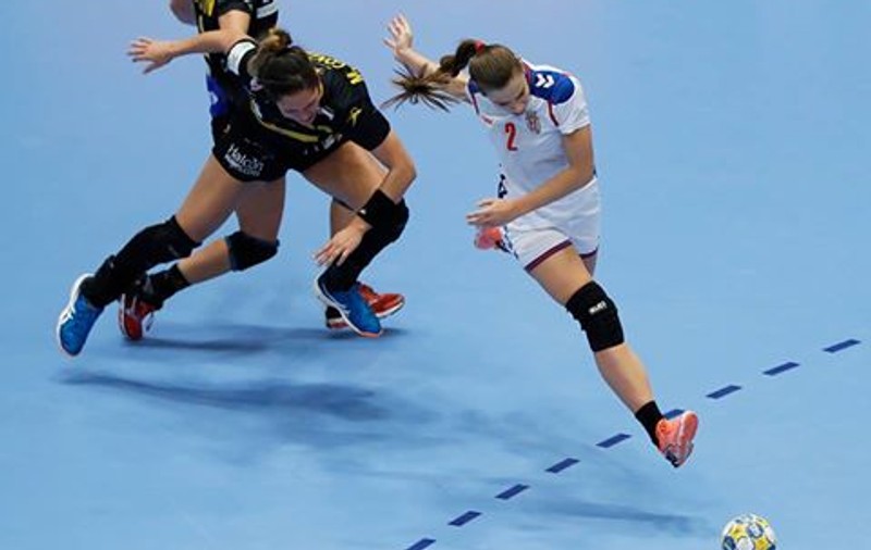 Serbia şi Franţa sunt primele echipe calificate în grupele principale la CE de handbal feminin din Suedia