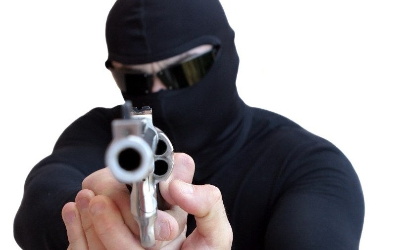 A urmărit-o până la poliţie şi a fost arestat