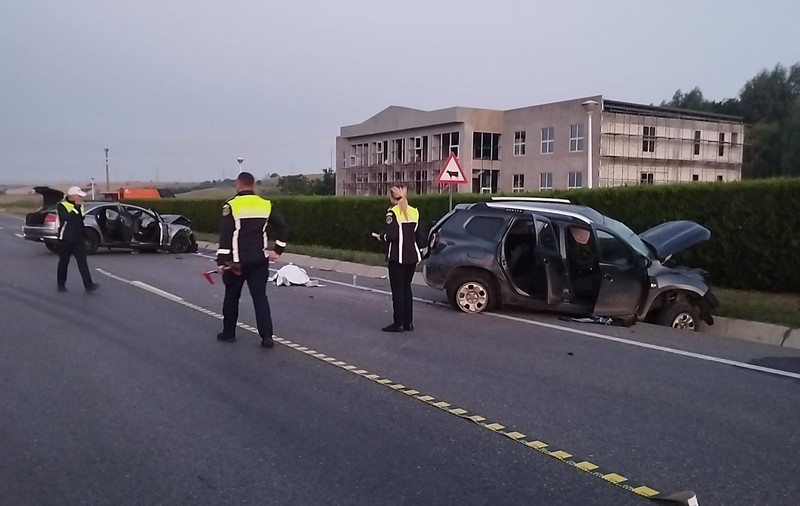 Un tânăr de 19 ani, din județul Vaslui, a murit într-un accident rutier, iar verișoara lui este în comă. Greșeala care l-a costat viața