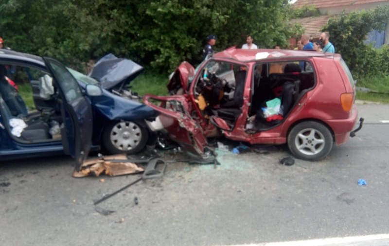 Accident grav în Hunedoara. Două persoane au murit şi una este grav rănită după ciocnirea frontală a două autoturisme
