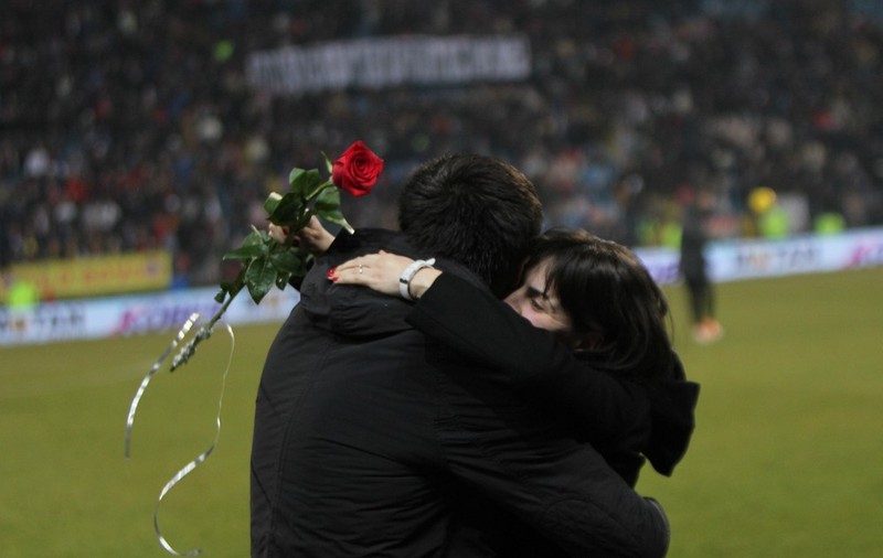 CEA MAI FRUMOASĂ CERERE ÎN CĂSĂTORIE! Un stelist a făcut PASUL CEL MARE la meciul Steaua - Chiajna, ÎNCURAJAT DE TRIBUNE | FOTO
