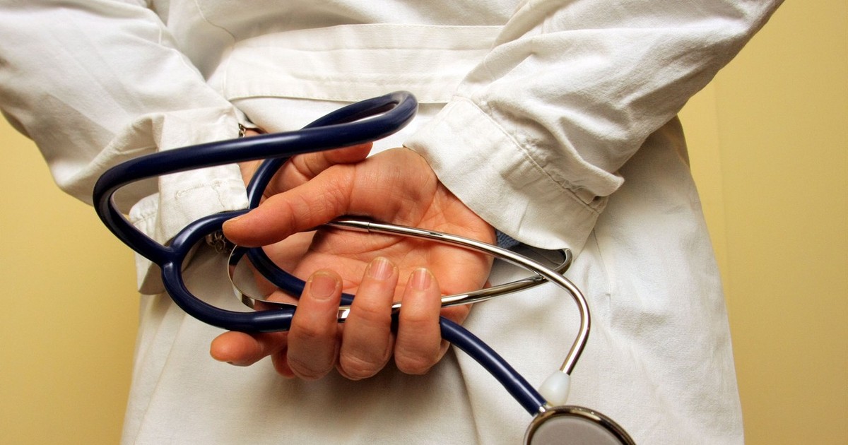 medic care ține un stetoscop în mâini