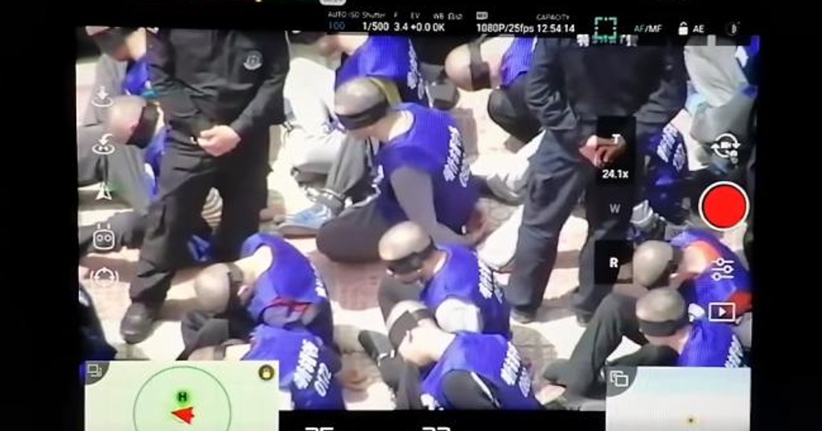 Sute de oameni cu cătușe și legați la ochi, filmați cu drona în China. Ar fi fost duși în lagăre de concentrare