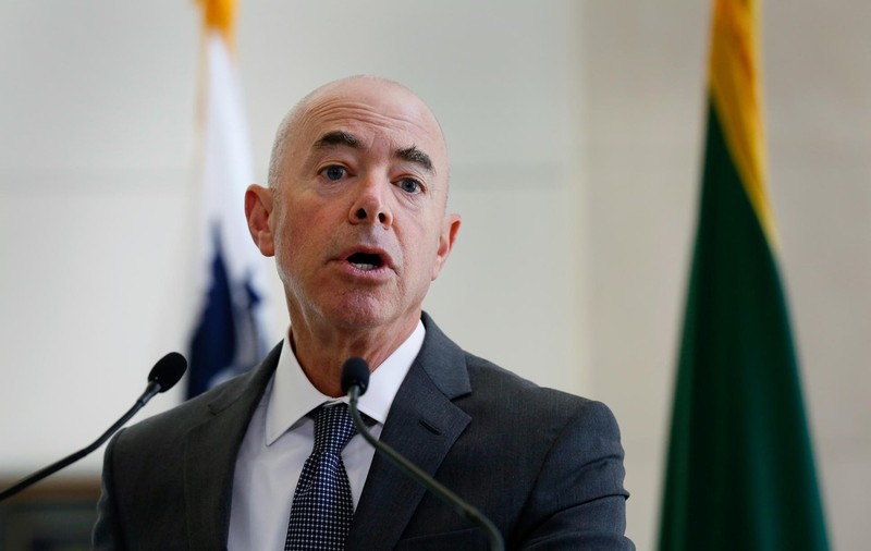 Un hispanic cu mamă româncă ar putea superviza politica pentru migrație a Statelor Unite