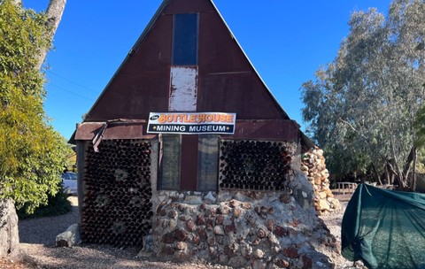 The Bottle House, casa construită din sticle. 