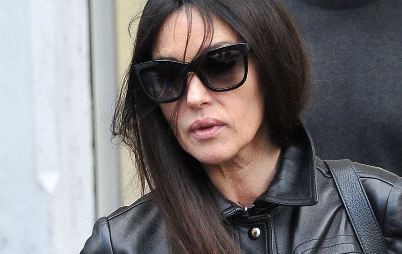 Monica Bellucci își arată vârsta! Uite-o pe stradă, ridată, fără pic de Photoshop! | FOTO
