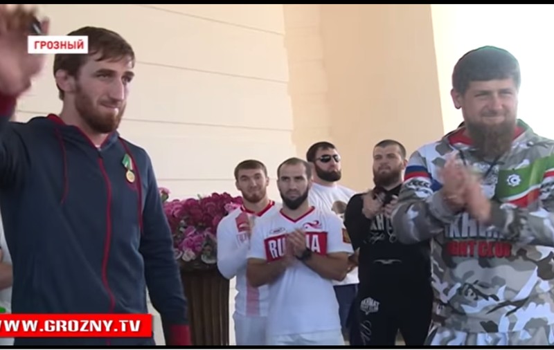 Luptătorul Albert Saritov, bronz olimpic pentru România, a primit un apartament cu două camere de la președintele Ceceniei VIDEO