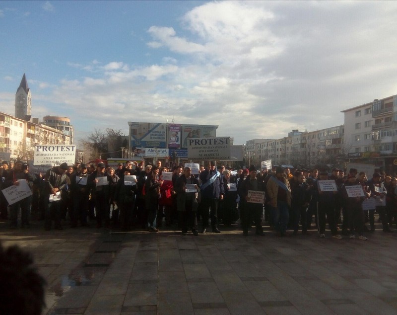 Marș de protest al angajaților de la serviciile de gospodărire a apelor din șapte județe| VIDEO&FOTO
