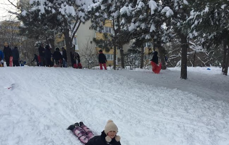 Hai afară la zăpadăăăă! Parcurile din Capitală au fost luate cu asalt de copiii aflați în vacanță prelungită de iarnă