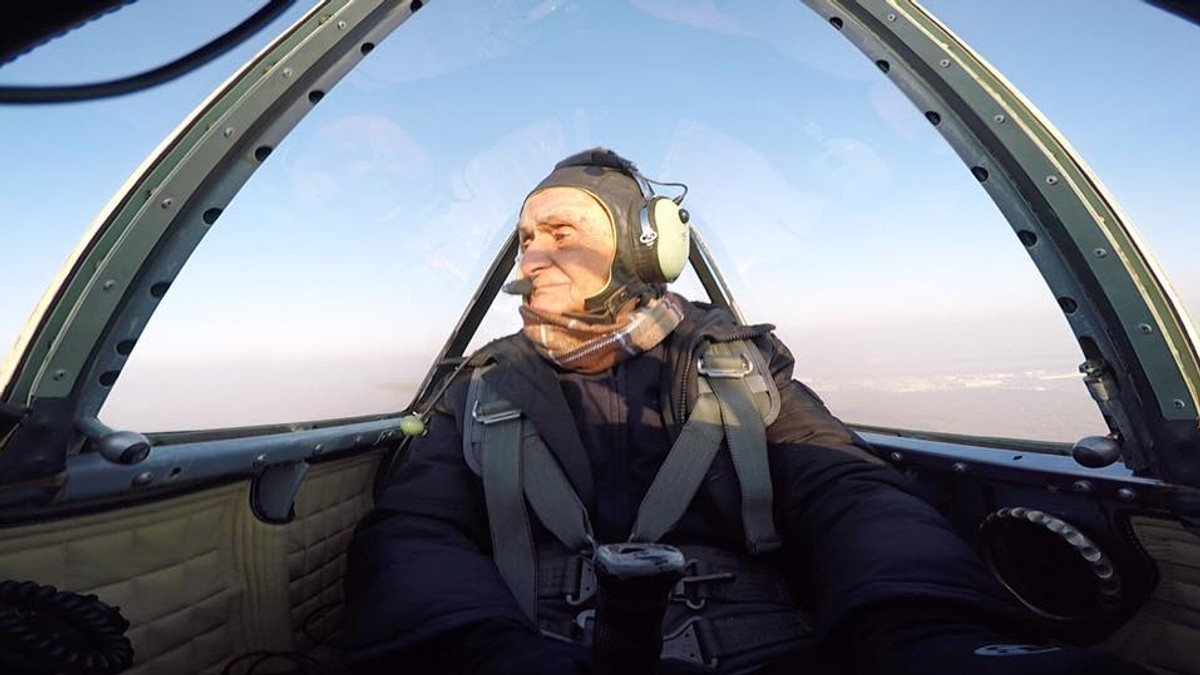 Un pilot din Al Doilea Război Mondial a zburat de Centenar deși are 99 de ani
