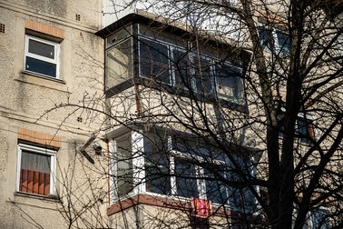 Sus, balconul apartamentului pierdut de soții Moroșan