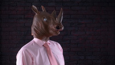 Om cu cap de rinocer