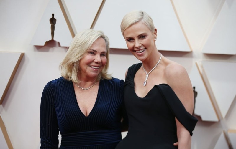 Charlize Theron a povestit cum mama sa l-a împușcat și l-a ucis pe tatăl ei alcoolic. Actrița a văzut totul, când avea 15 ani