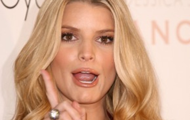 Jessica Simpson se leagă de testiculele colegilor de la sală