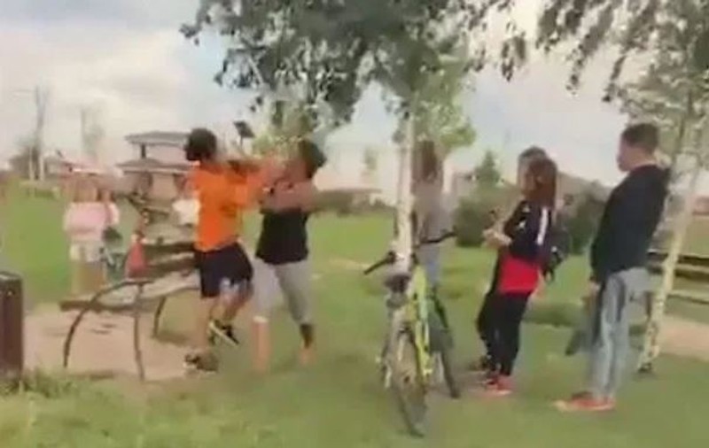 VIDEO | Caz scandalos în Timiș. Un copil a fost bătut de părinții unei fete, care ar fi fost lovită cu mingea de acesta