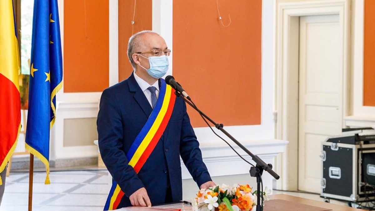 Primarul Emil Boc a oficiat căsătorii inedite în vremea coronavirusului. Cum s-a adaptat la „salutul Covid”