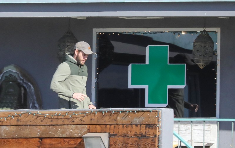 Liam Hemsworth, la cumpărături de ... droguri