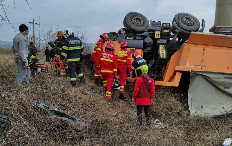 Accidentul cu trei morți de la Avrig a fost filmat. Momentul în care basculanta strivește un autoturism și apoi cade de pe viaduct | VIDEO