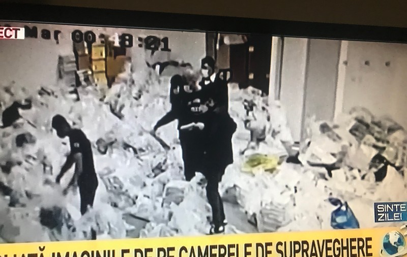 Biroul Electoral Sector 1 intervine în scandalul imaginilor difuzate de Antena 3: Bărbatul care caută printre saci e angajat al Primăriei