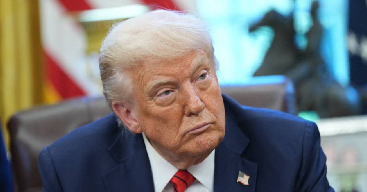 Donald Trump la o întâlnire și o discuție în Biroul Oval