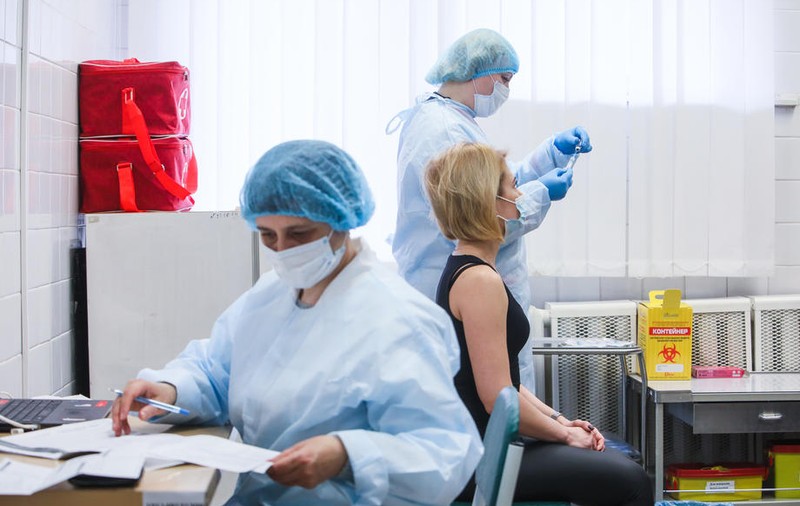 Profesorii și funcționarii din Ucraina vor fi obligați să se vaccineze anti-COVID-19. Cine nu se imunizează va fi suspendat