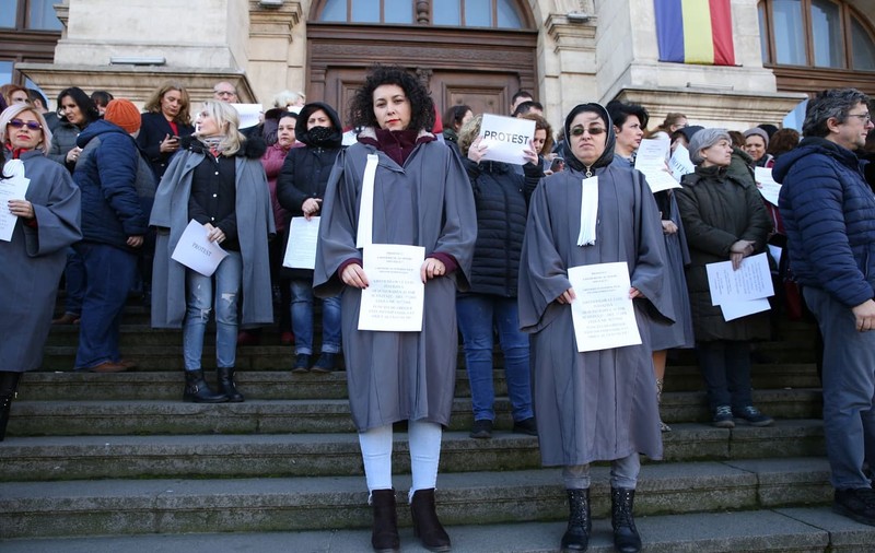 Peste 6.000 de grefieri protestează față de abrogarea pensiilor de serviciu