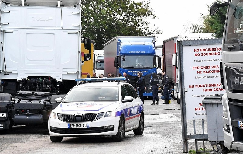 Șofer român de TIR cu gâtul tăiat de un migrant pe care l-a prins când se urca în remorcă, în parcarea firmei, în Franța