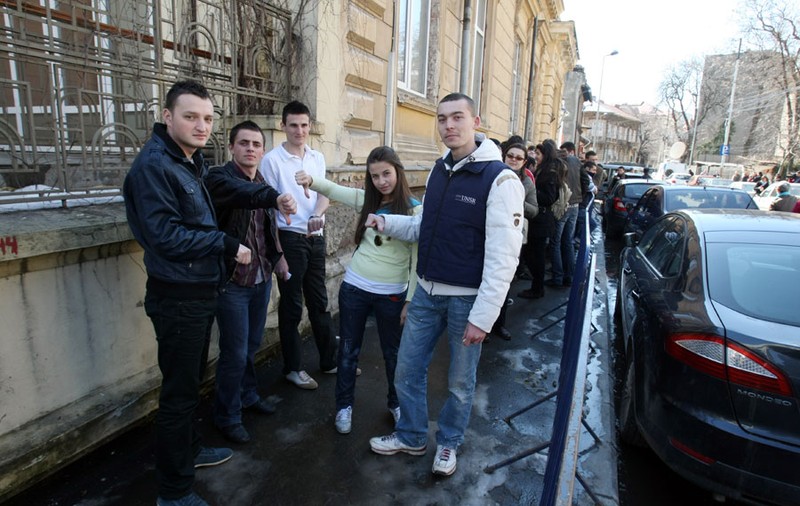 «Să ne dea bursele înapoi!»